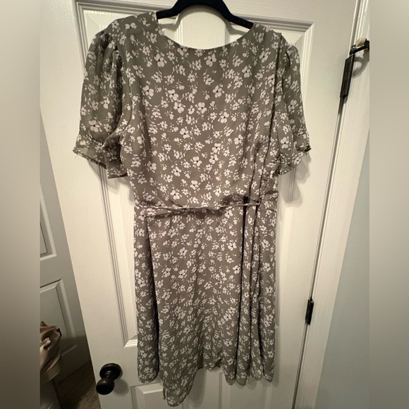 Gorgeous Olive Floral Wrap Dress 2x - Picture 5 of 7